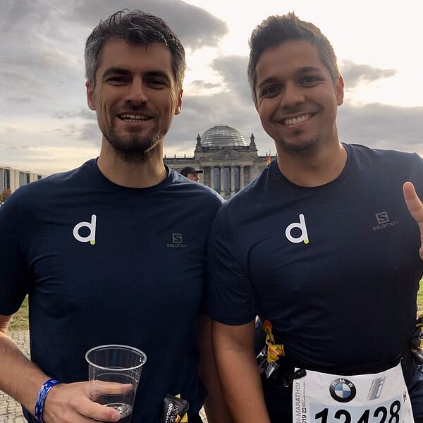 Simon und Markus, Mitarbeitende einer Agentur für Digitales, nach einem Marathon.