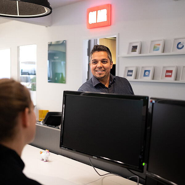 Empfang | digit.ly gmbh Austausch am Empfang zwischen Markus und Swantje | digit.ly gmbh