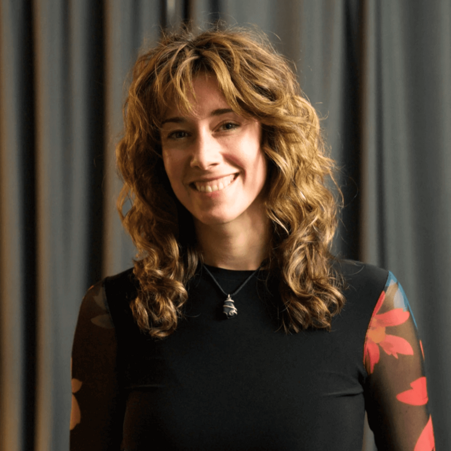 Porträt von Nika, SEO-Managerin bei der B2B Digitalagentur digit.ly in Hannover.