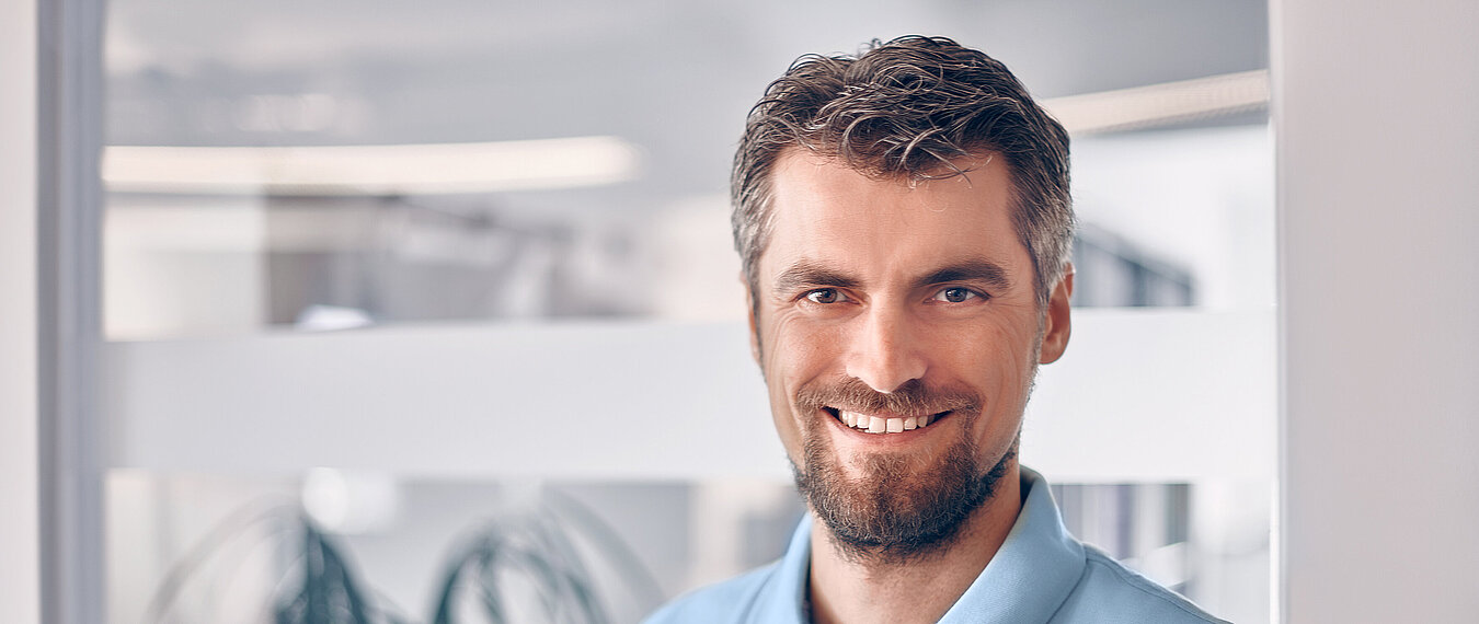 Porträt von Simon Künzel, ehemaliger Geschäftsführer von digit.ly im Büro der Digitalagentur.