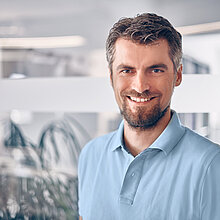 Porträt von Simon Künzel, ehemaliger Geschäftsführer von digit.ly im Büro der Digitalagentur.