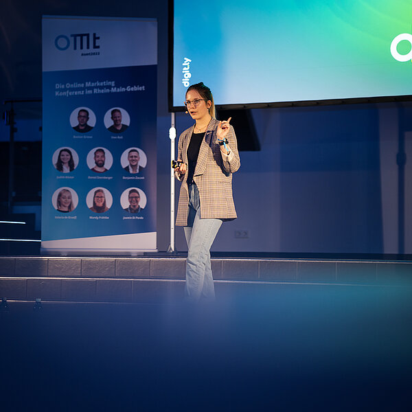 Mandy, Head of SEO bei digit.ly, einer Agentur für Digitales in Hannover während eines SEO Vortrags.