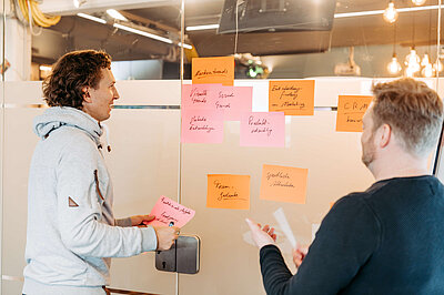 Team von digit.ly leitet eine KI-Schulung für Unternehmen mit einem Vibe-Coding Workshop