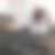 Eine Mitarbeiterin einer Agentur für Digitalstrategien sitzt mit Laptop am Schreibtisch, daneben ihr Hund, ebenfalls auf einem Stuhl. Das Bild steht dafür, dass Mitarbeitende ihre Hunde mitbringen dürfen.