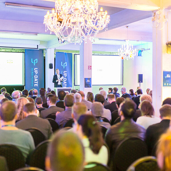 Publikum bei der UpDate Konferenz für digitales Marketing, von hinten fotografiert.
