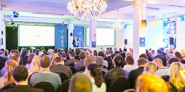 Publikum bei der UpDate Konferenz für digitales Marketing, von hinten fotografiert.