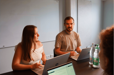 Team von digit.ly wertet in einem SEA-Audit die Google-Ads-Kampagnen eines B2B-Unternehmens an einem Dashboard aus