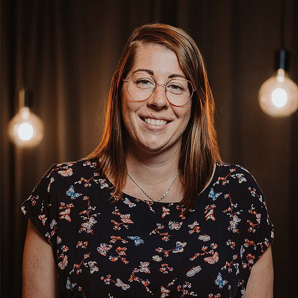 Porträt von Theresa, Office Managerin bei der B2B Digitalagentur digit.ly in Hannover.