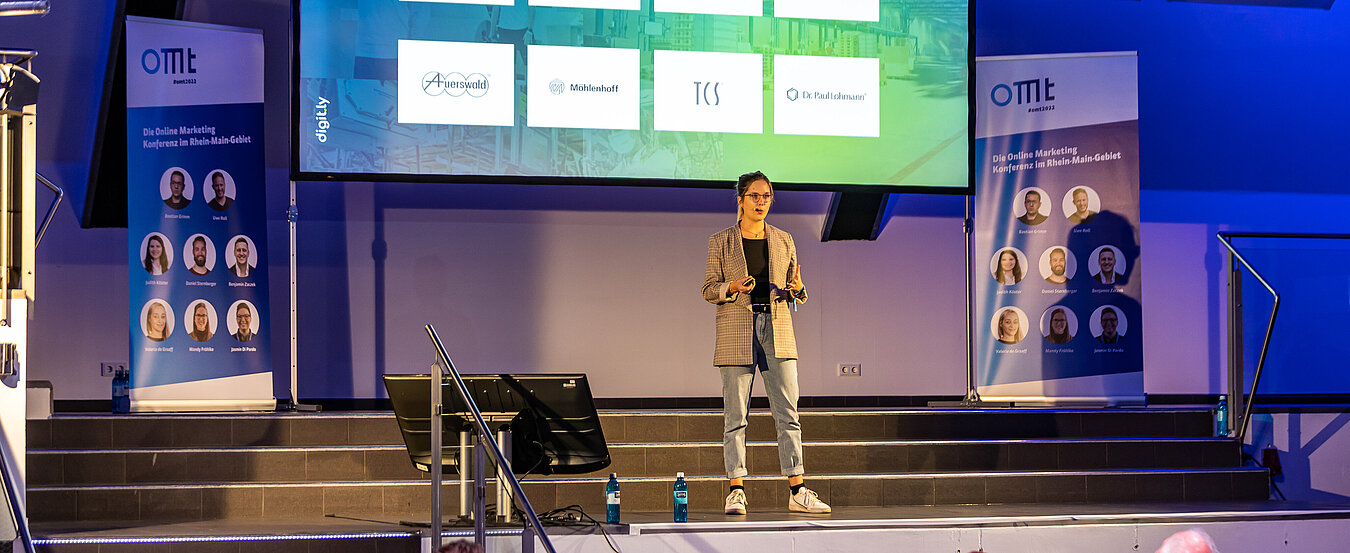 Speakerin von digit.ly, einer Agentur für Online Marketing in Hannover, steht auf der Bühne.