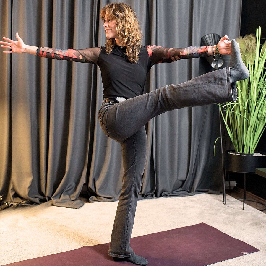 Nika, SEO-Managerin bei der B2B Digitalagentur digit.ly in Hannover, führt eine Yogaübung aus.