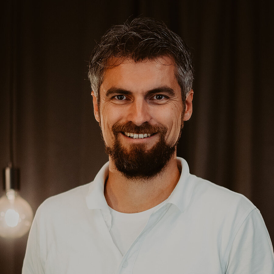 Porträt von Simon Künzel, ehemaliger Geschäftsführer der digit.ly B2B Digitalagentur aus Hannover.