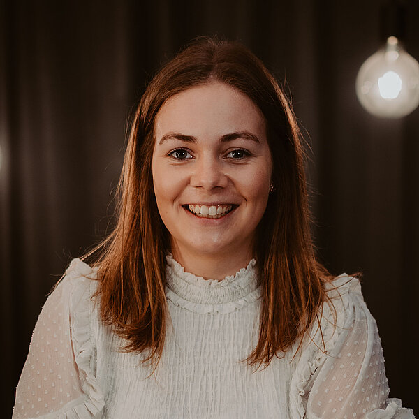 Porträt von Amy, duale Studentin Marketingmanagement von der B2B Digitalagentur digit.ly in Hannover.