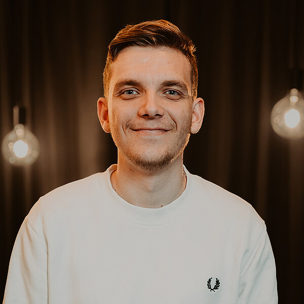 Porträt von Phil, Webentwickler bei der B2B Digitalagentur digit.ly in Hannover.