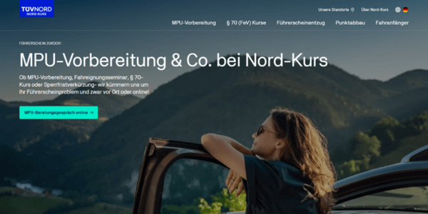 Frau lehnt am Auto auf der Nord-Kurs Seite zur MPU-Vorbereitung