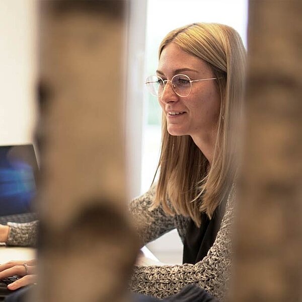 Mitarbeiterin der Hannover B2B Digitalagentur digit.ly sitzt am PC.