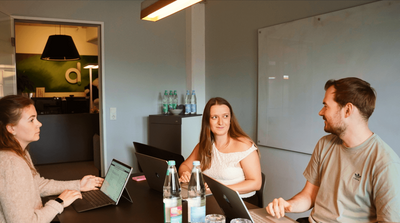 Team von digit.ly entwickelt eine Performance-Marketing-Strategie an einem Dashboard mit Kanälen und Kampagnen-KPIs