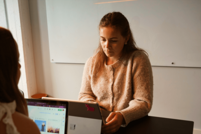 Team von digit.ly richtet Google Analytics 4 für ein B2B-Unternehmen ein und prüft Berichte und Ereignisse im GA4-Dashboard