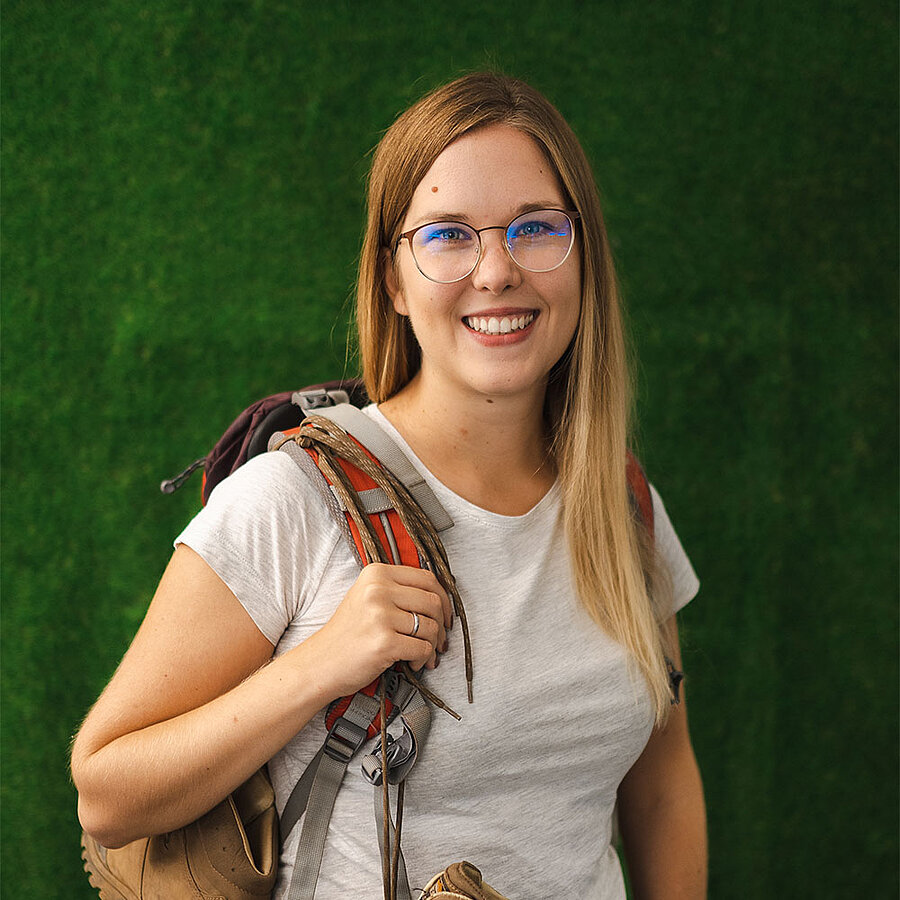 Mandy, Head of SEO bei der B2B Digitalagentur digit.ly in Hannover, trägt einen großen Reiserucksack auf dem Rücken.