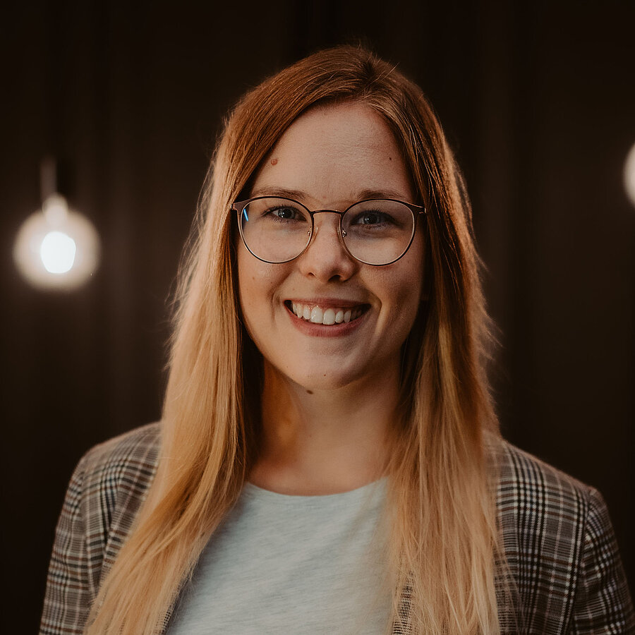 Porträt von Mandy, Head of SEO bei der B2B Digitalagentur digit.ly in Hannover.