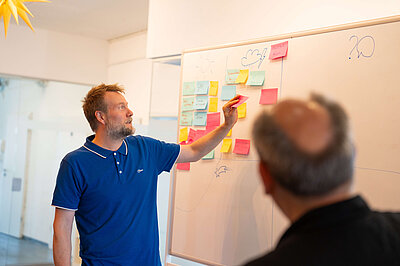 Beraterin von digit.ly bespricht die Prozessdigitalisierung mit einem mittelständischen Unternehmen