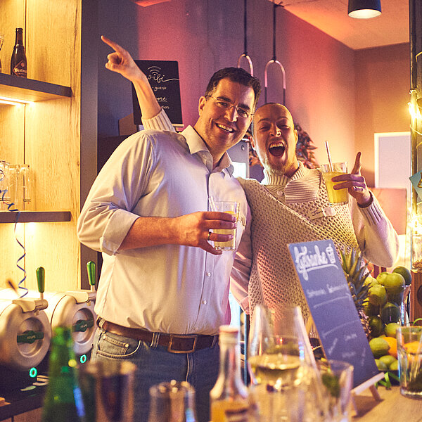 Zwei Mitarbeitende an der Bürobar auf einer Firmenfeier bei digit.ly, B2B Digitalagentur in Hannover