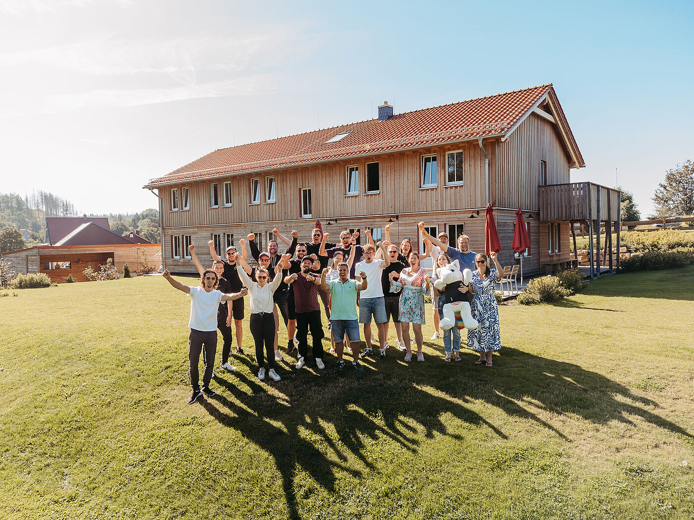 Das Team der digit.ly B2B Digitalagentur in Hannover auf einer Wiese während eines Teamausflugs.