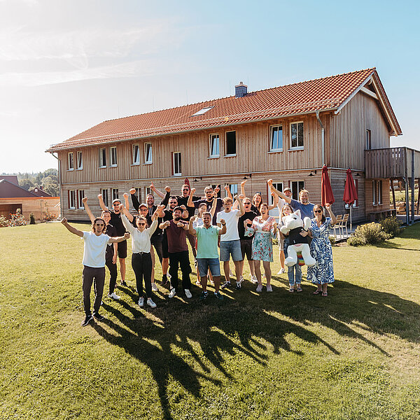 Das Team der digit.ly B2B Digitalagentur in Hannover auf einer Wiese während eines Teamausflugs.