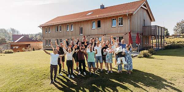 Das Team der digit.ly B2B Digitalagentur in Hannover auf einer Wiese während eines Teamausflugs.